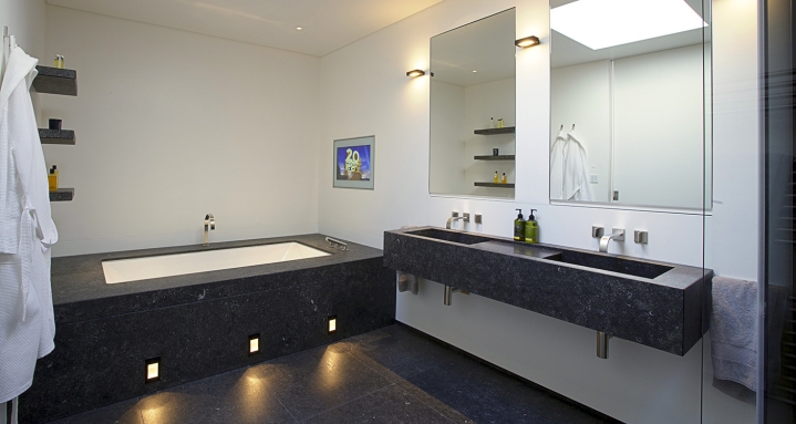 Master bathroom en-suite with Aquavision waterproof TV