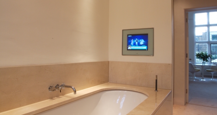 Master bathroom en-suite with Aquavision waterproof TV